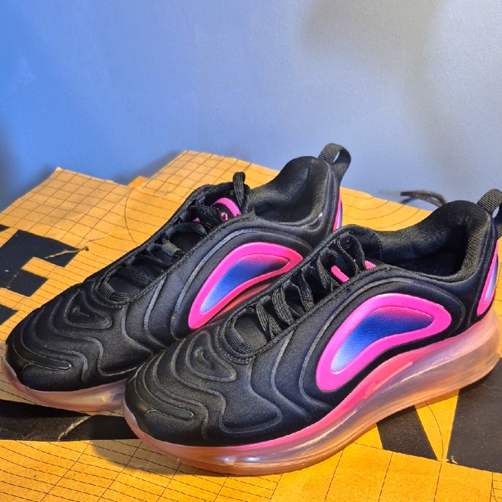 Nike Air Max 720 Black and Pink Sneakers